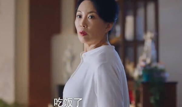 贺妈妈发现女儿行为有变化