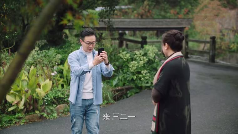 周莫帮助窦豆母亲拍照